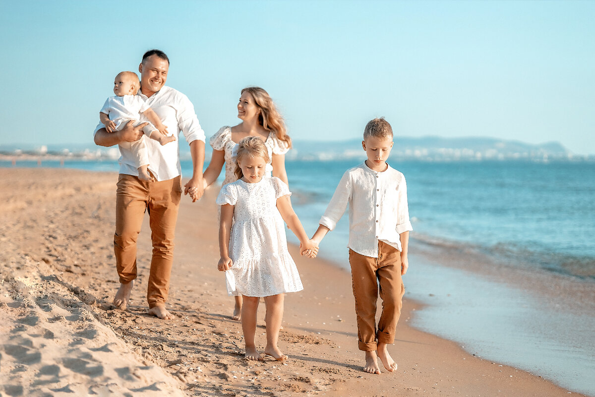 Семейная фотосессия на песчаном пляже
