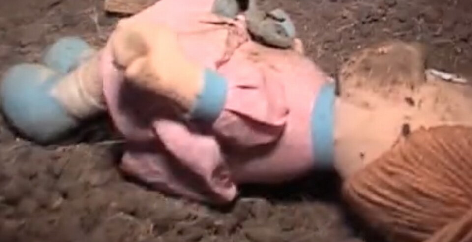 Саша не понимал, что такое мягкие игрушки и просто сидел или лежал на них