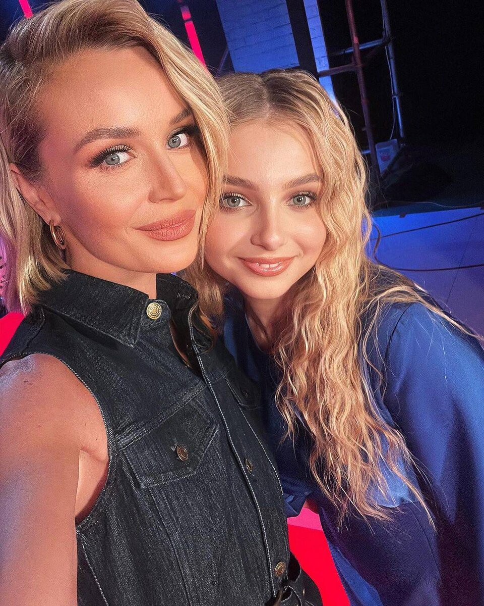    Полина Гагарина и Виктория СоломахинаСоцсети