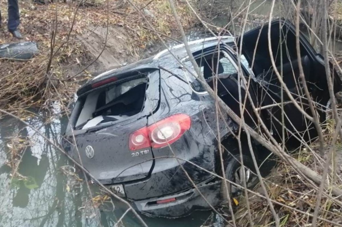 В Калтане при ДТП погибло два человека, а машина утонула в болоте |  АиФ–Кузбасс | Дзен