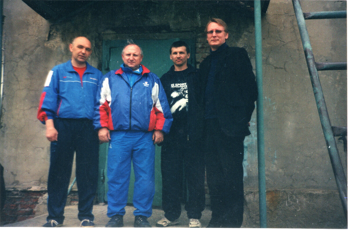 На пороге секции бокса в поселке Золотаревка в 90-е и 2000-е бывали многие известные российские боксёры. Ныне тренер Бирюков успешно работает в г. Заречный (это под Пензой), а от работы золотаревской школы бокса ныне остались лишь воспоминания...