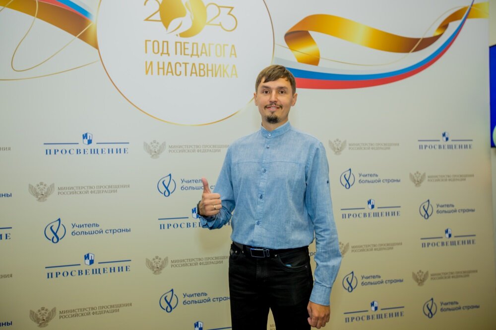 Александр Лещенко — победитель номинации «Педагог-новатор» в категории основного образования, учитель химии (Алексеевская средняя школа им. И. В. Мушкетова, станица Алексеевская Волгоградской области) 
