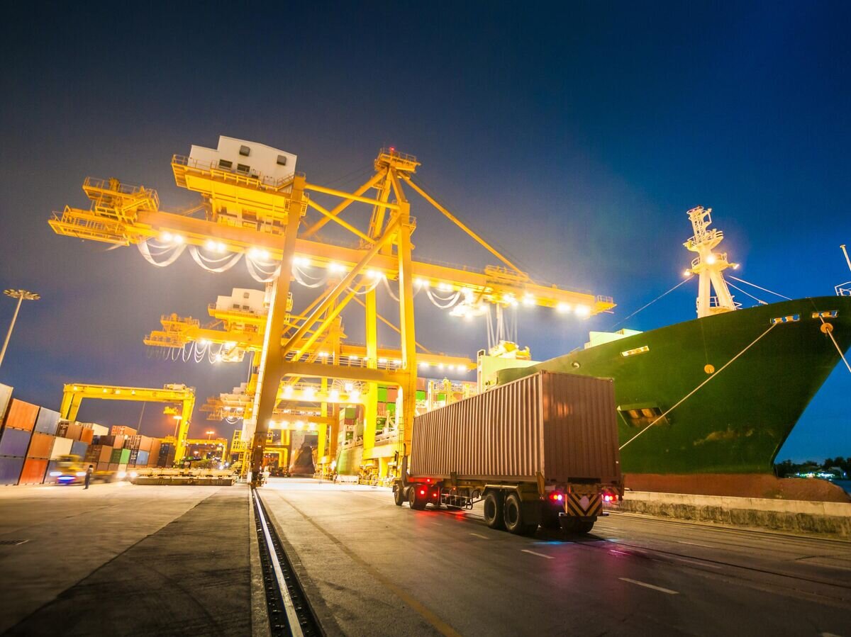    Грузовик и контейнеровоз в порту© iStock.com / primeimages