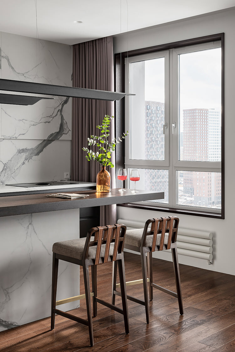 Зона кухни в квартире по дизайну студии Alexander Tischler. Керамогранит, Rex. Светильники, Foscarini.