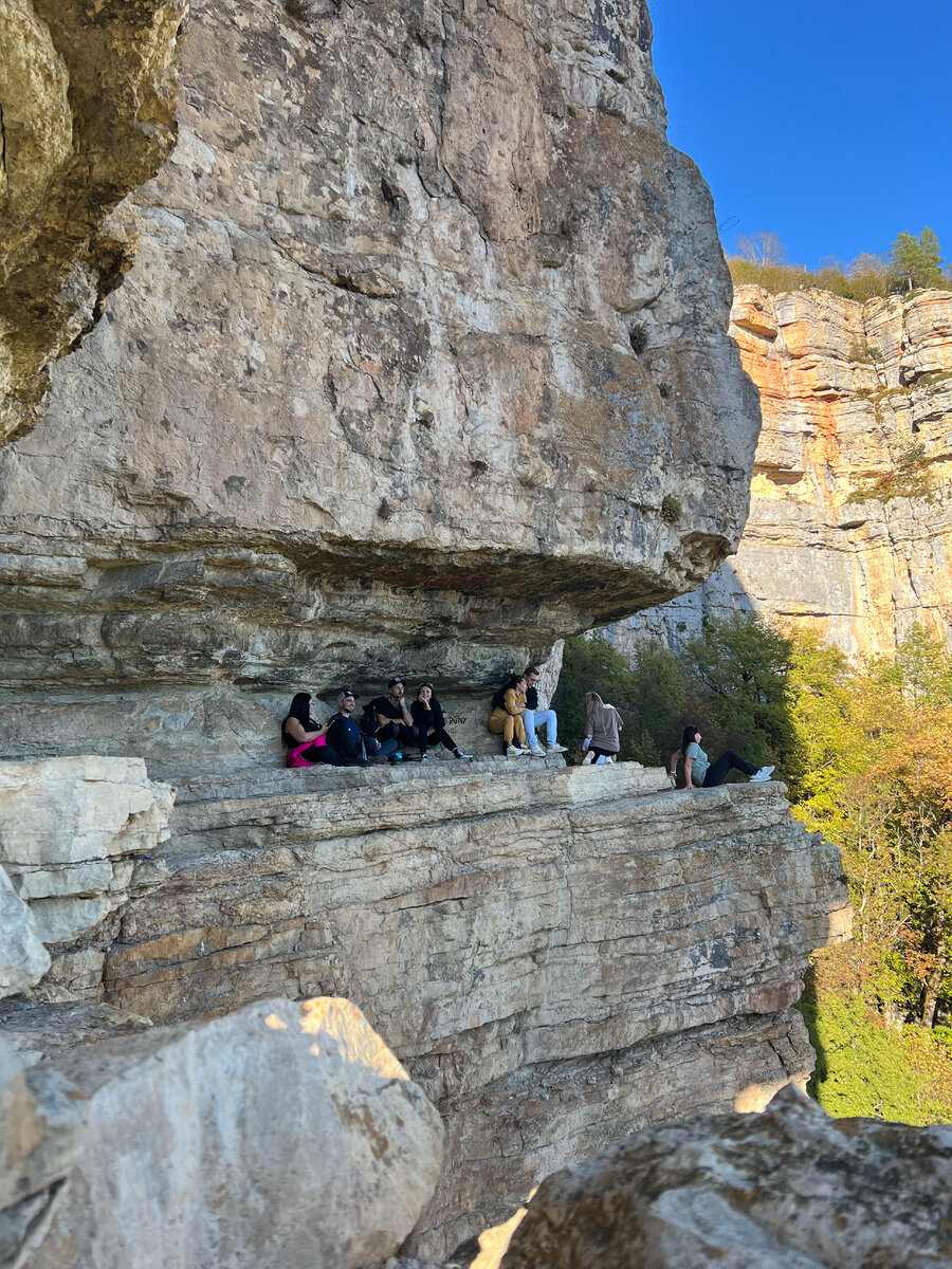 Орлиная полка. Место очень красивое, но крайне многолюдное... Толпы людей, желающих сделать красивые фотографии. Так что если соберетесь туда, то выбирайте будний день или раннее утро. Даже не предполагал, что это местечко настолько туристически привлекательное
