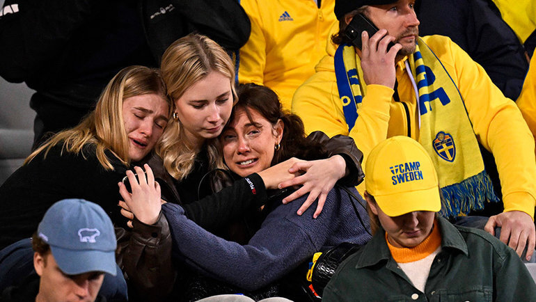    Шведские болельщицы на стадионе после публикации новостей о теракте. AFP