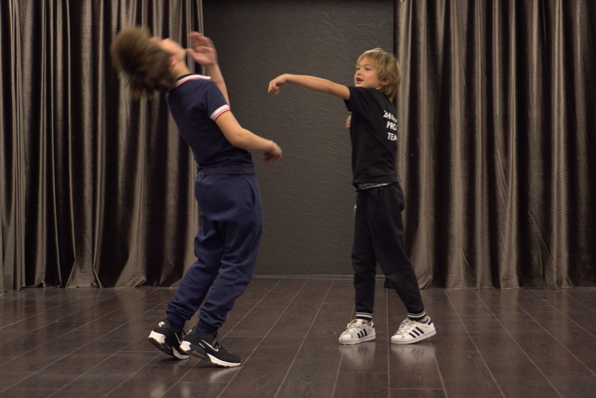 Сценический бой безопасен, поэтому им могут овладеть даже дети