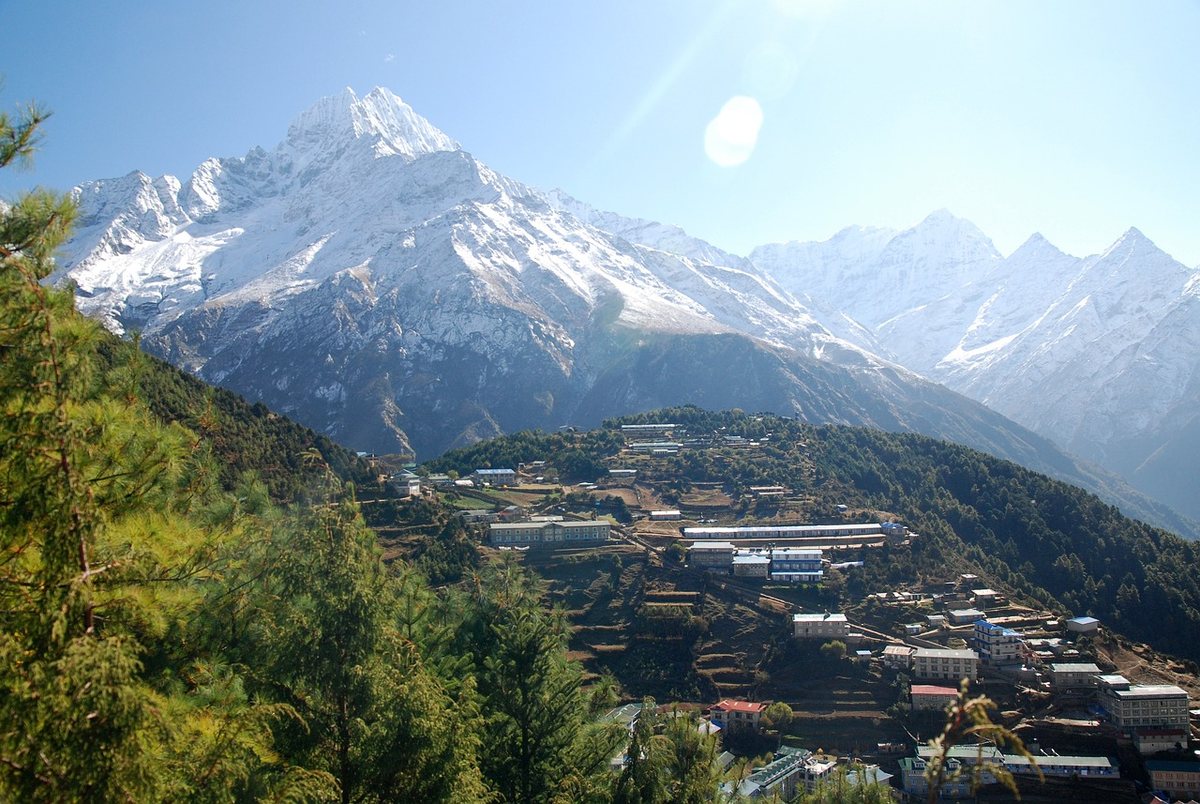 Непал — мировая столица трекинга. Почти всю территорию страны занимают горы, среди которых сразу восемь высочайших вершин. Сезон восхождений в Непале продолжается с марта по май и с октября по ноябрь.-7