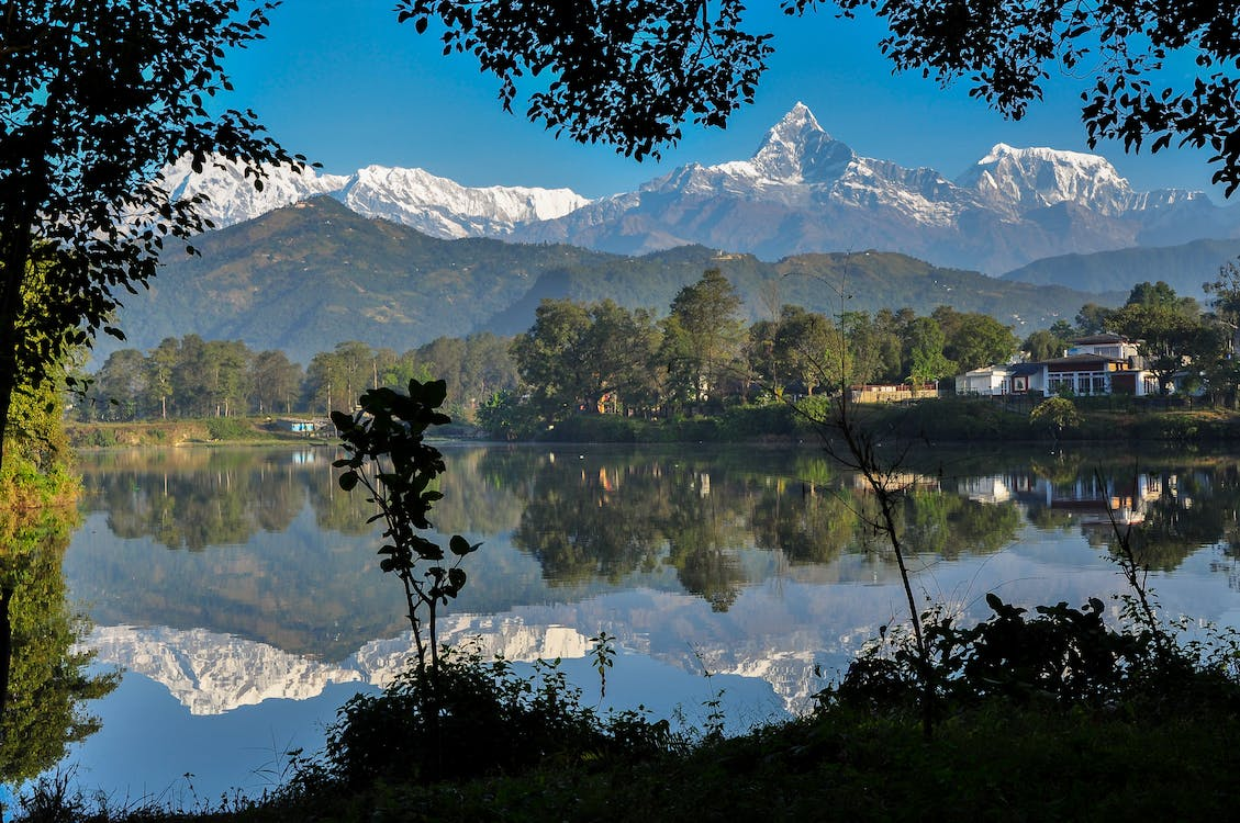 Непал — мировая столица трекинга. Почти всю территорию страны занимают горы, среди которых сразу восемь высочайших вершин. Сезон восхождений в Непале продолжается с марта по май и с октября по ноябрь.-4