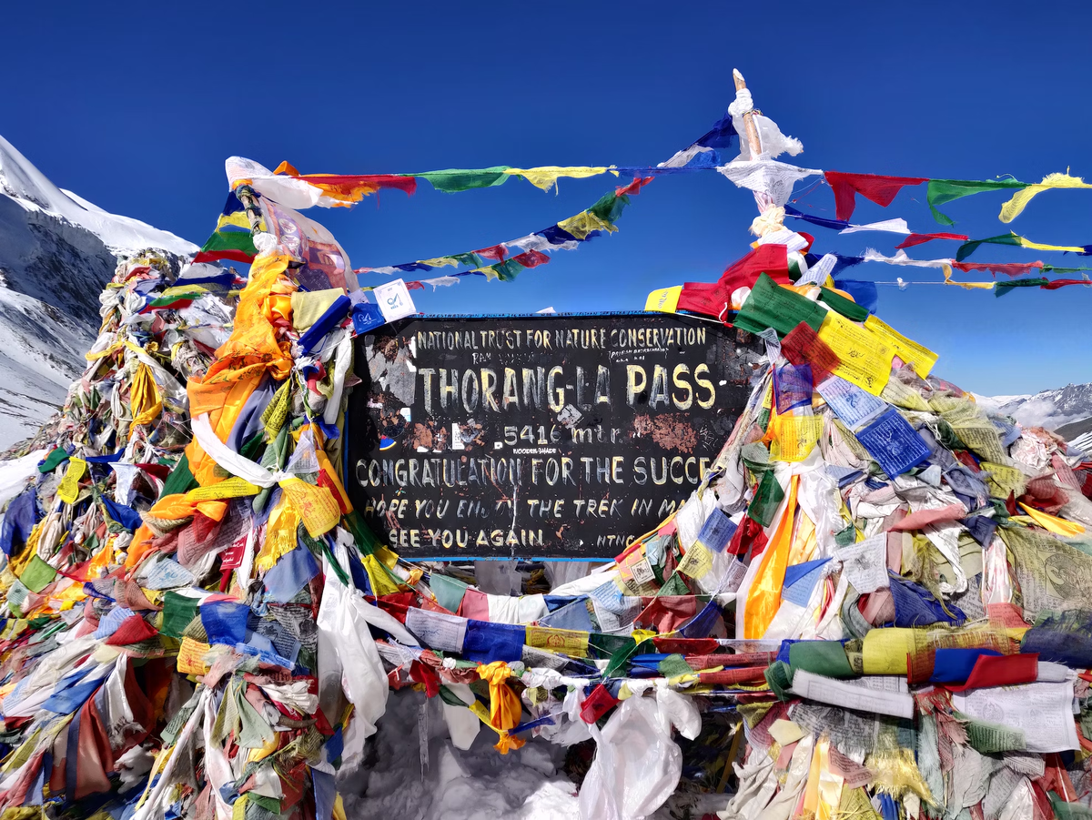 Его конечная точка — Торонг Ла, самый широкий перевал в мире. Он расположен на высоте около 5400 м.