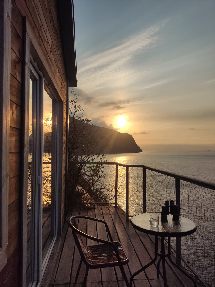 Наш домик с панорамными окнами и видом на море