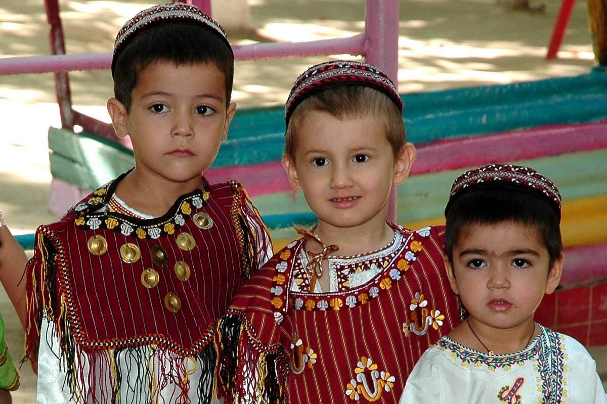 Туркмения туркменки. Туркменская Национальная одежда. Туркмены дети. Туркменская детская Национальная одежда.