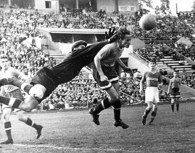 Лев Яшин в игре против «Спартака». 