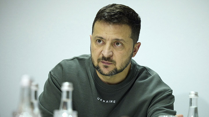 ВЛАДИМИР ЗЕЛЕНСКИЙ МУЧИТЕЛЬНО РАЗМЫШЛЯЕТ, ГДЕ ВЗЯТЬ ДЕНЬГИ. ФОТО: UKRAINE PRESIDENCY/GLOBAL LOOK PRESS