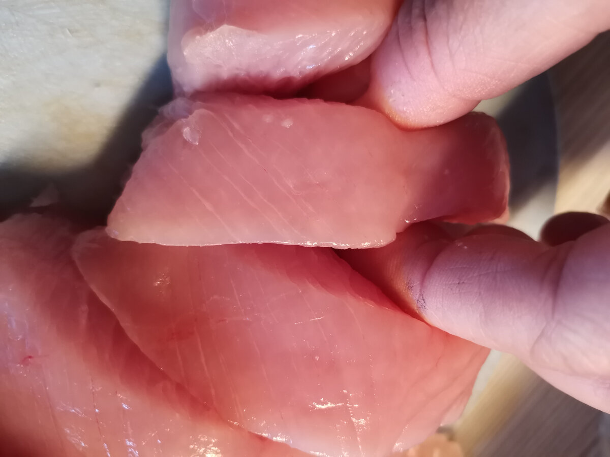 Можно замариновать , я не мариную и так вкусно получается.