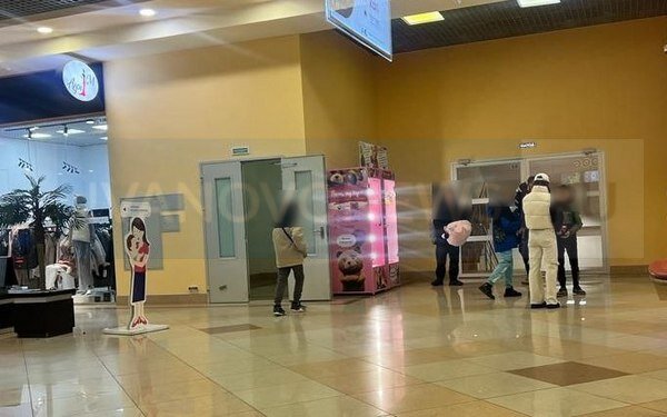     В ивановском торговом центре подростки разгромили вендинговый автомат