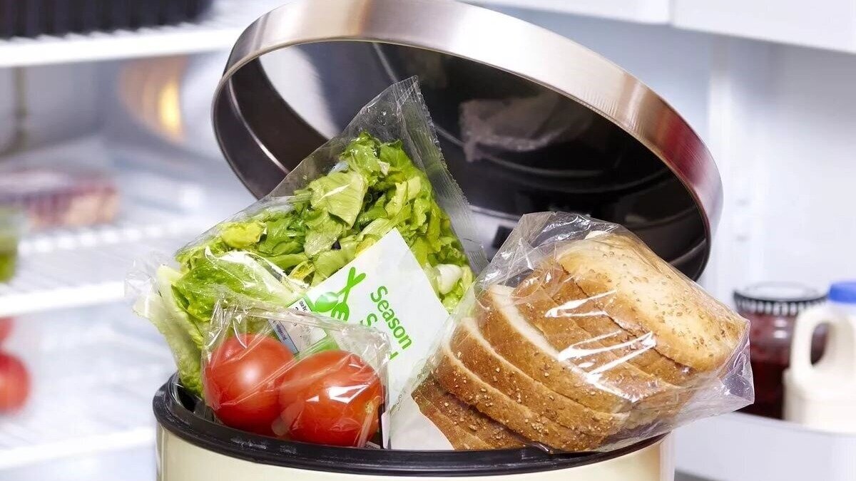     В России появился целый рынок просроченных продуктов из супермаркетов. Продукты с истекшим сроком годности продают за бесценок. Куда дальше отправляется эта еда, какова ее судьба, супермаркеты мало интересует. «НИ» проследили этот путь и выяснили, что зачастую он близок к криминалу.