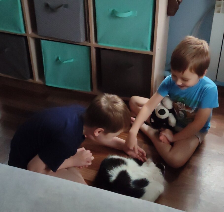 Это вот Сашенька спит, и ему ничего не мешает