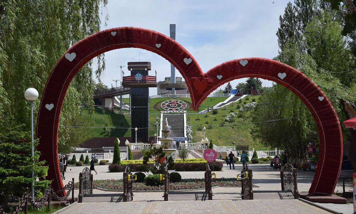 Рынок черкесск вязаные вещи. Рынок карачаево черкесия. Учкекен карачаево-черкесская рынок. Ярмарка кчр. Учкекен карачаево-черкесская рынок.