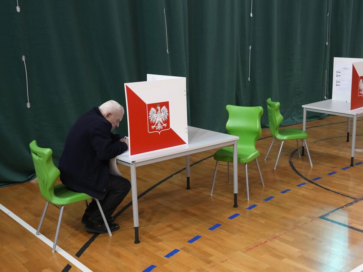    Мужчина голосует на парламентских выборах в Варшаве, Польша© AP Photo / Czarek Sokolowski