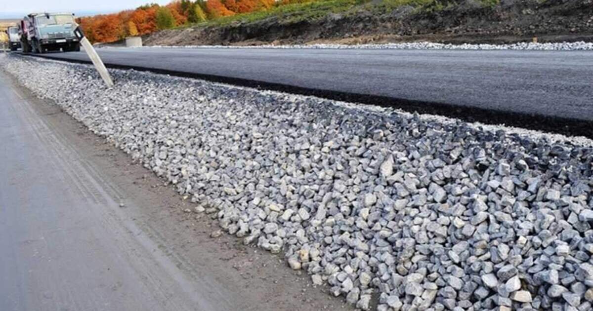 Слой щебня дороги. Расклинцовка щебня 40-70. Расклинцовка щебня схема. Чертёж дорожной одежды 4 категории дороги. Схема дорожного полотна в разрезе.