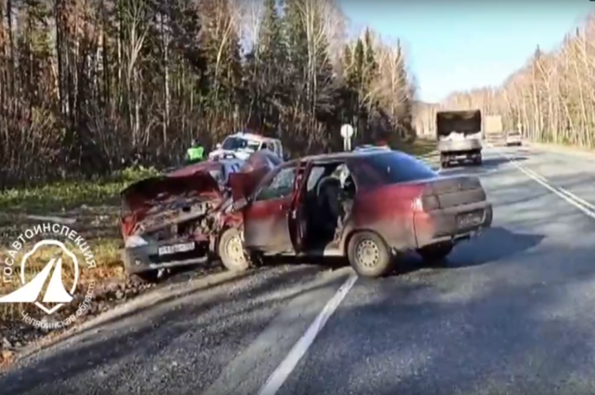    Двух человек доставили в больницу после ДТП на трассе в Челябинской области
