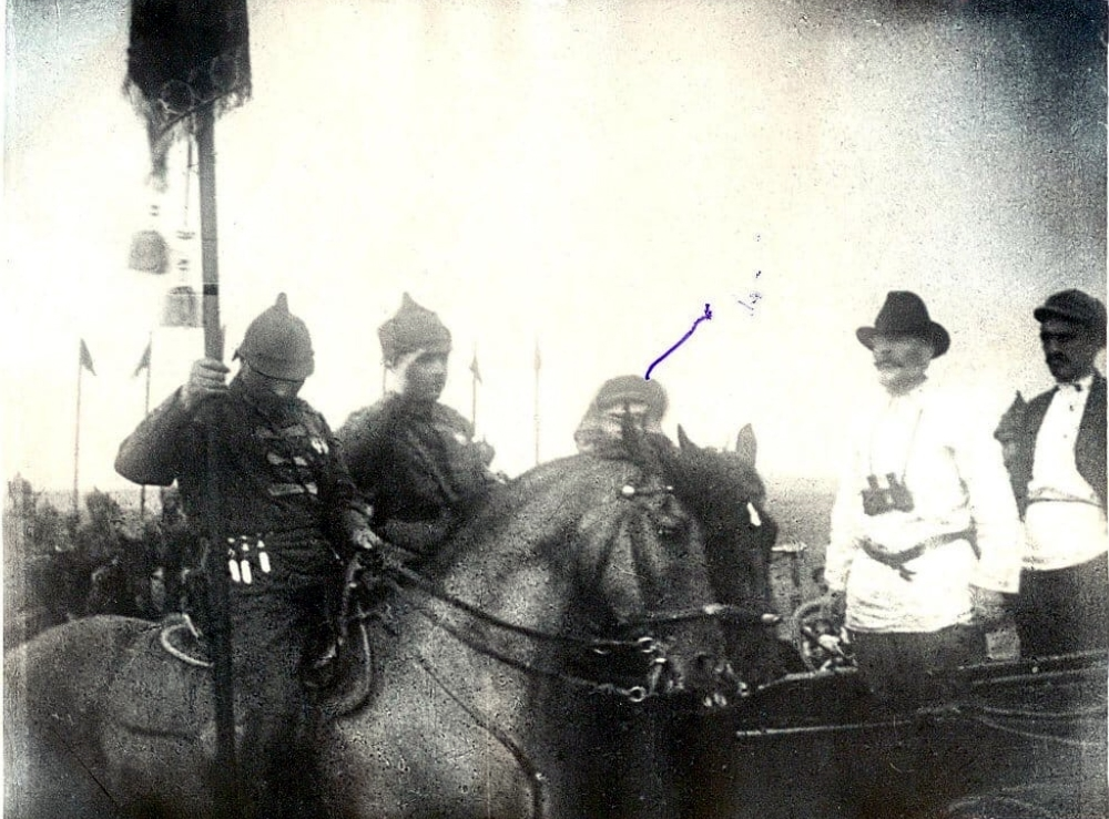  Почетне Революционное знамя ВЦИК принял от М.И. Калинина и А.И. Микояна принял С.М. Буденный. Источник: открытый доступ