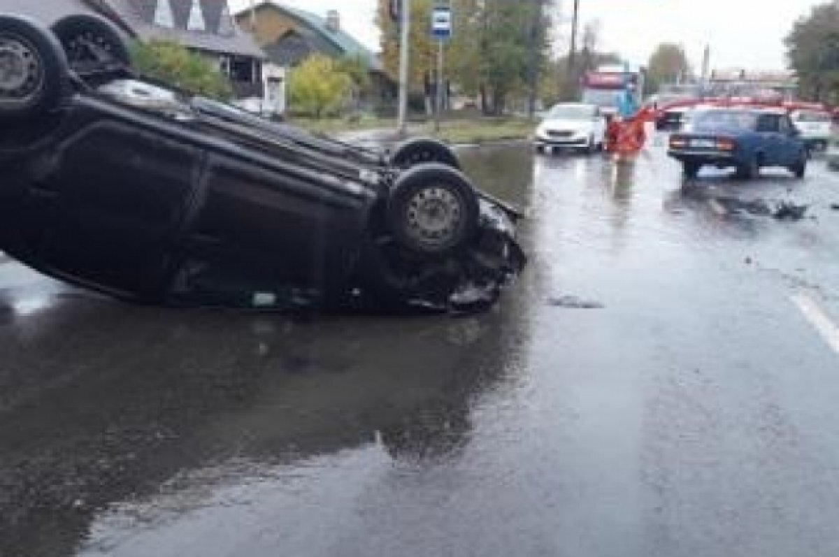    На Литейной улице Брянска опрокинулся столкнувшийся с ВАЗом Renault Logan