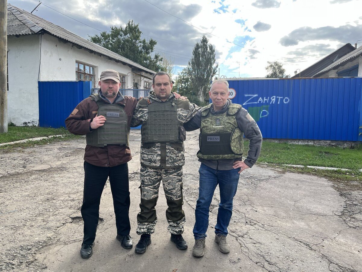 Представители 36ON Сергей Агапов, Дмитрий Кухаренко, Сергей Трифонов в зоне боевых действий. 