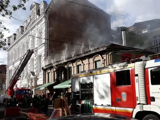    Тушение пожара в здании ресторана «Раки и Гады» //Фото "Коммерсантъ"