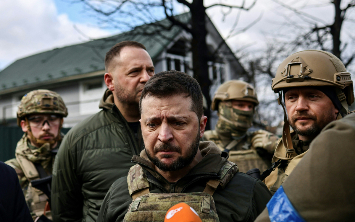 Последние новости между украиной. Зеленский в Буче. Зеленский смеется в Буче. Зеленский улыбается в Буче.