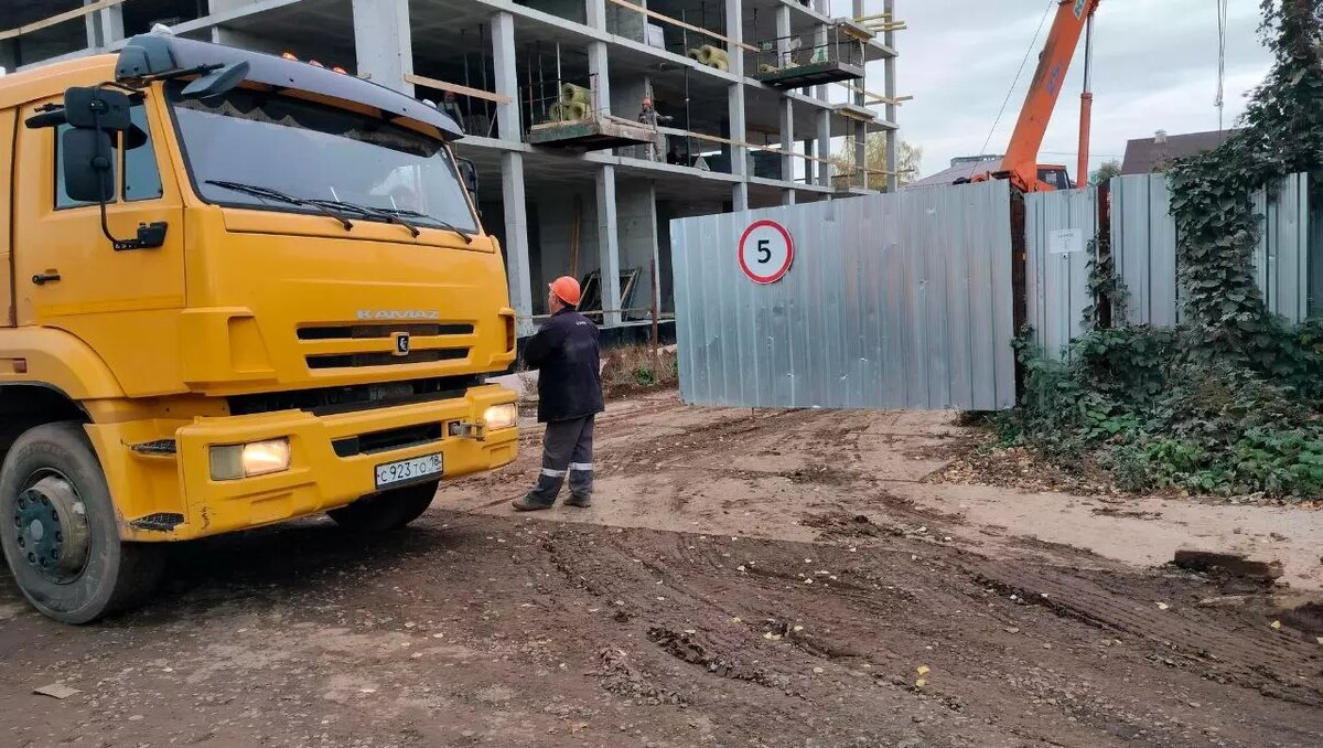     В Ижевске с начала 2023 года зафиксировали 39 фактов нарушений запрета выноса грязи на колесах автотранспорта с территорий застройки. Об этом сообщила пресс-служба администрации города.