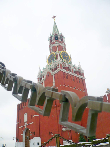 Фотография № 1. Внешний вид Спасской башни, имеющей известные на весь мир часы с курантами Кадр от 04.03.2009 года. Автор кадра: Домрачев А.А. Координаты нахождения фотографа: 55,7528 гр.с.ш., 37,6216 гр.в.д.