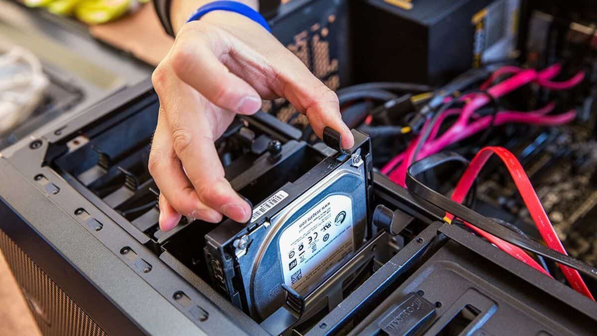 Windows 11 компьютер жесткий диск. 30 HDD Drive in one Computer. Hard Drive клип. Hard PC. Clear Computer Hardware.