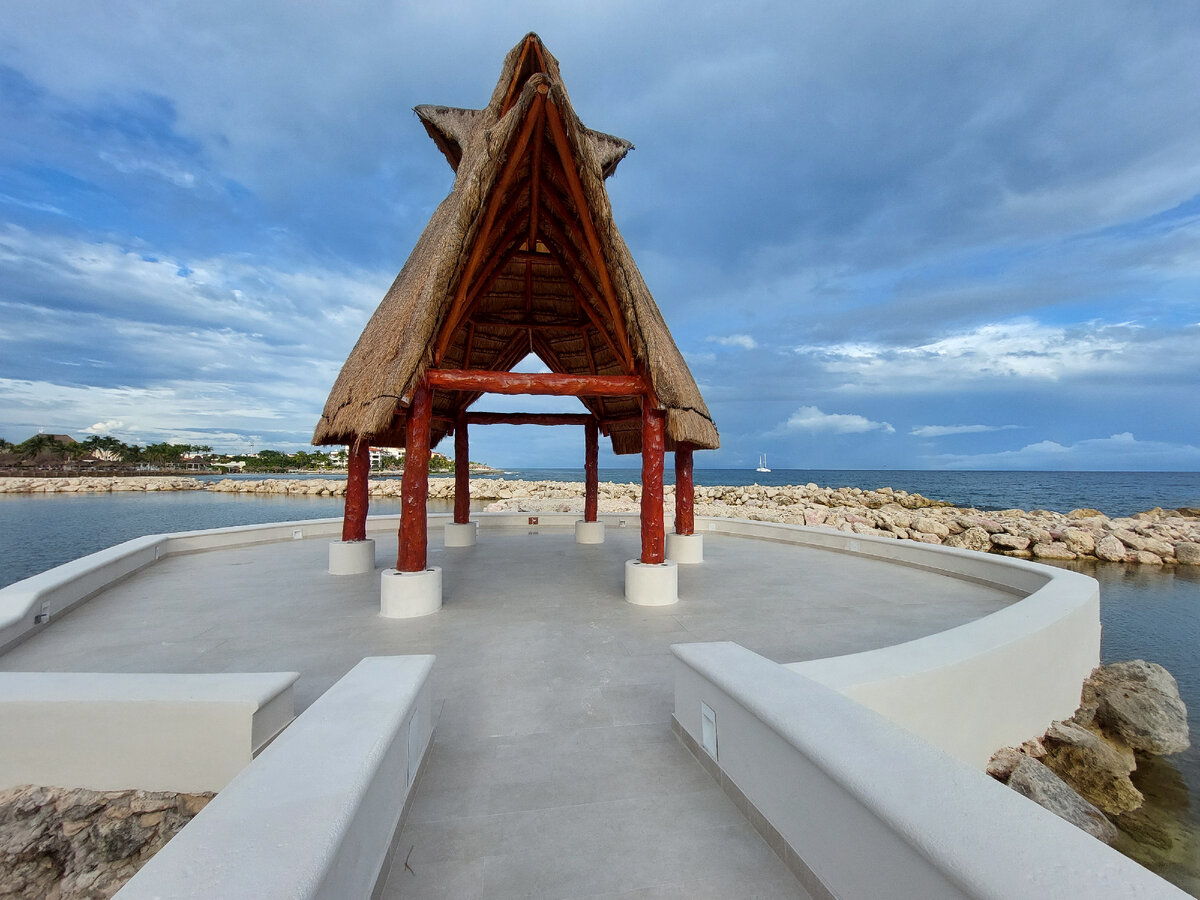 Территория отеля Каталония