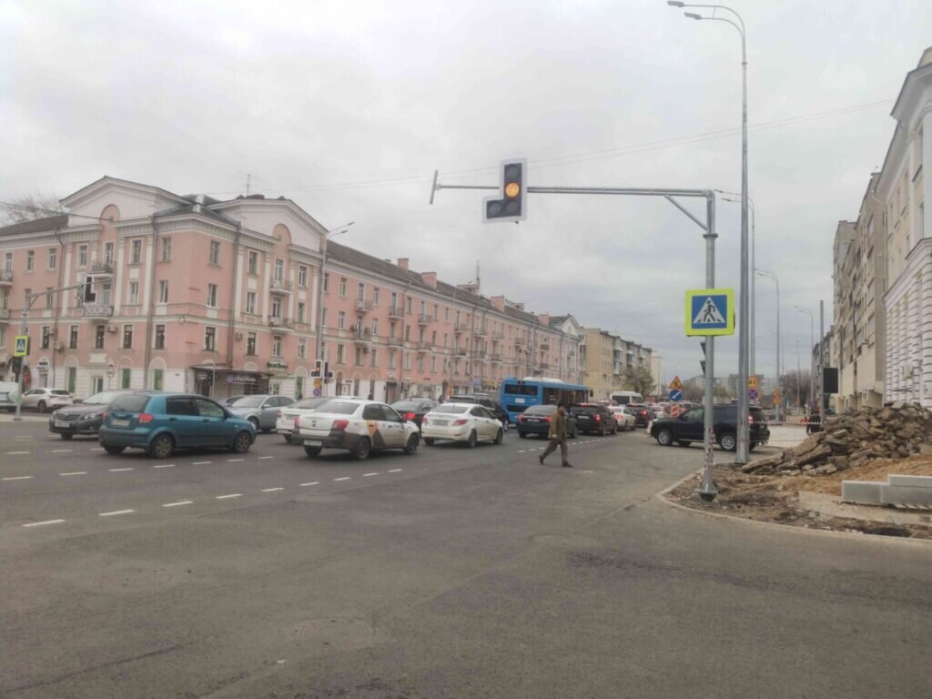 Пешком по Радищева. На перекрестке с Тверским проспектом запустили светофор  | Караван Ярмарка | Дзен