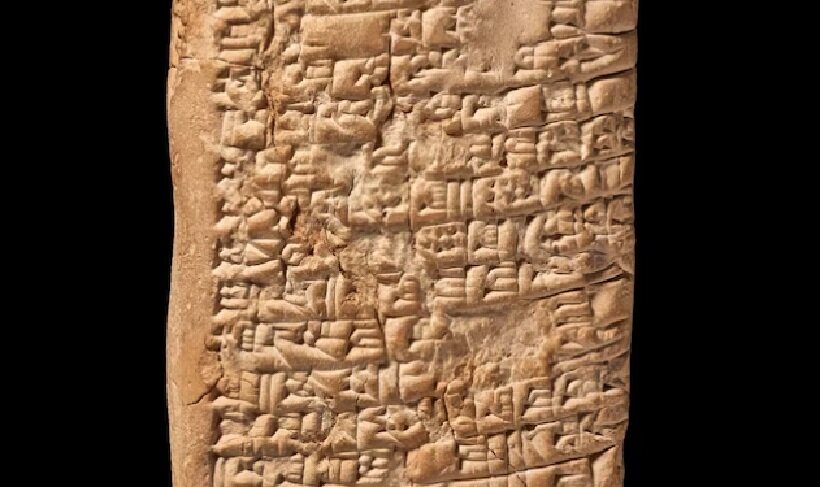 На этой глиняной табличке размером с ладонь, написанной клинописью почти 4 тыс. лет назад, содержится протест против поставки некачественной меди. Считающаяся «древнейшим в мире жалобным письмом», она была найдена в доме якобы ненадежного торговца металлами Эа-Нахира на территории современного Южного Ирака.