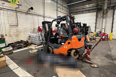    Рабочего насмерть придавило погрузчиком на Новоорловской улице в Москве ©Telegram-канал прокуратуры г. Москвы