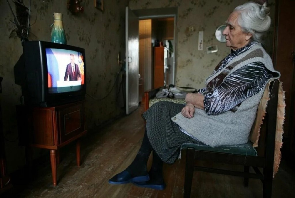 Телевизор сиди дома. Бабушка у телевизора. Старики у телевизора. Бабушка перед телевизором. Пенсионер у телевизора.