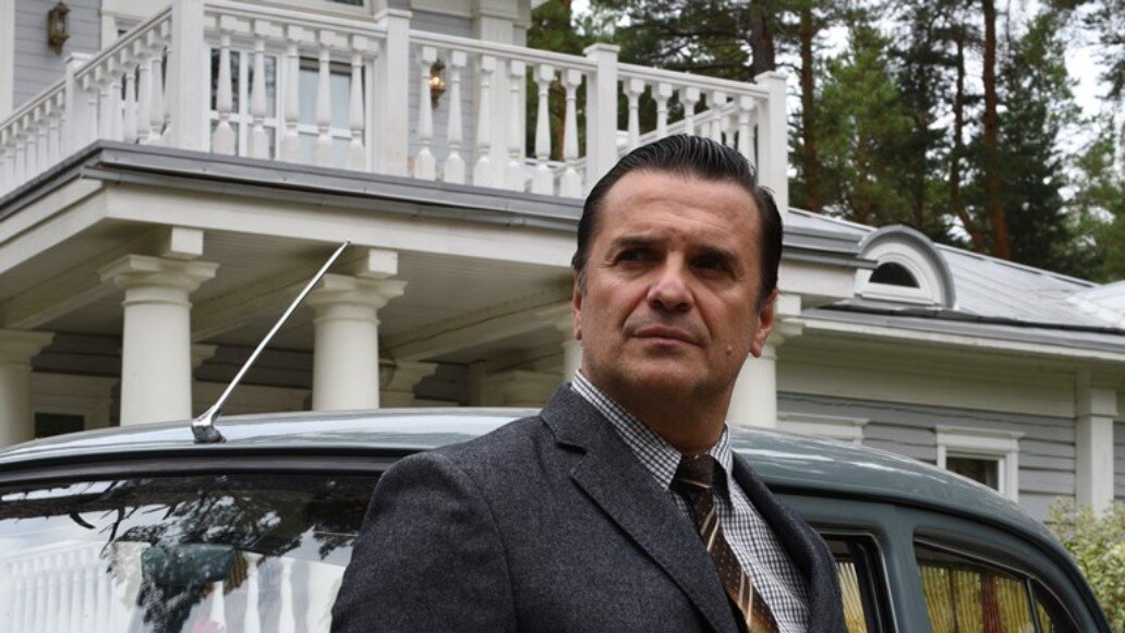 Семейные призраки 2023. Интеллигентная семья. Семейные призраки 2023. Особняк с привидениями 2023. Семейные призраки 2023.