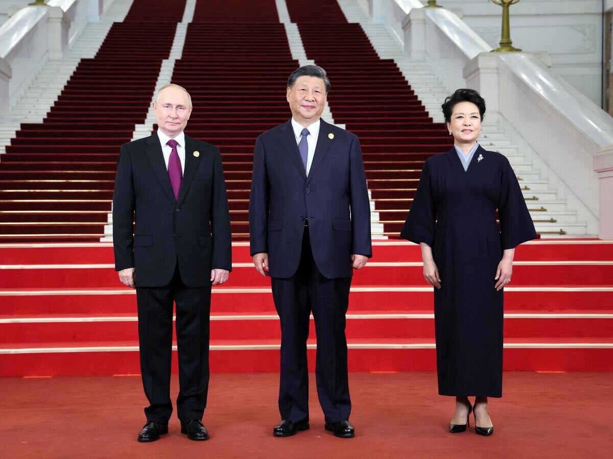     Президент РФ Владимир Путин на церемонии встречи председателем КНР Си Цзиньпином и его супругой Пэн Лиюань глав делегаций - участников III Международного форума "Один пояс, один путь" в Пекине© РИА Новости / POOL