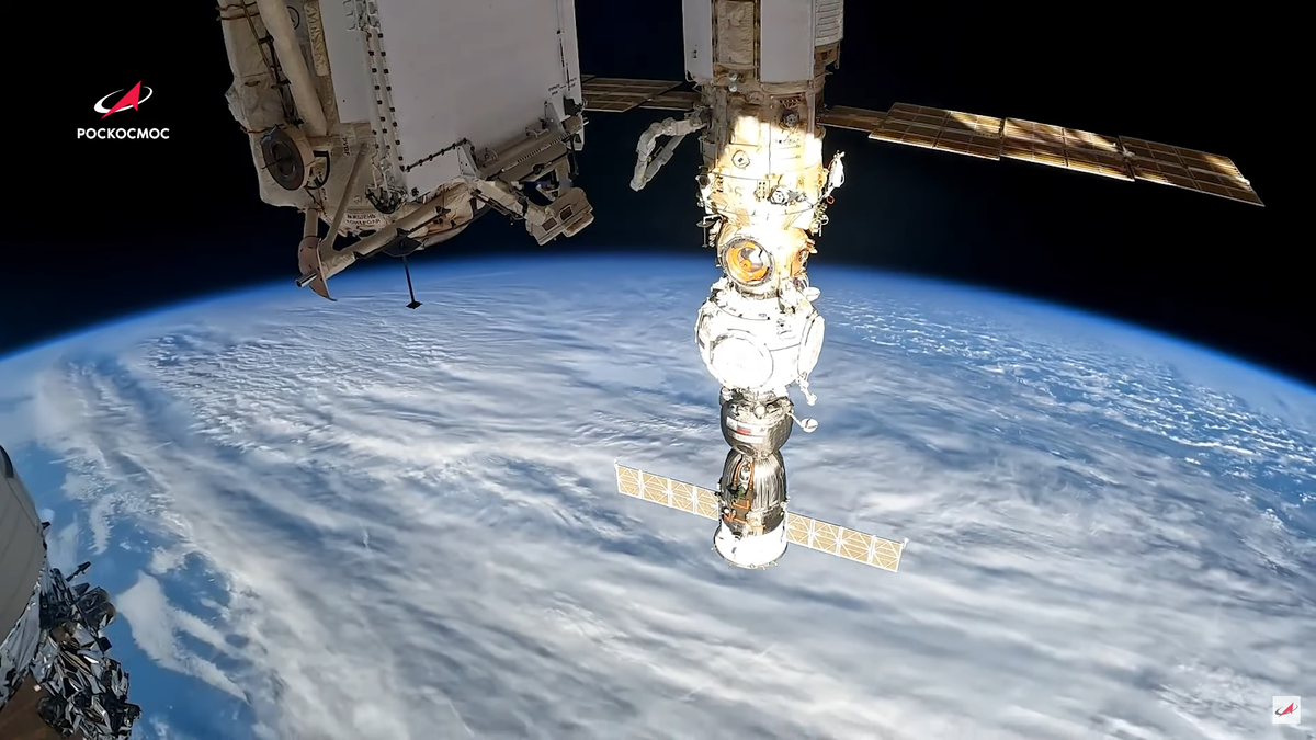 Скриншот из видеоролика РОСКОСМОСА с фрагментом стыковочного узла МКС на фоне круглой Земли. 