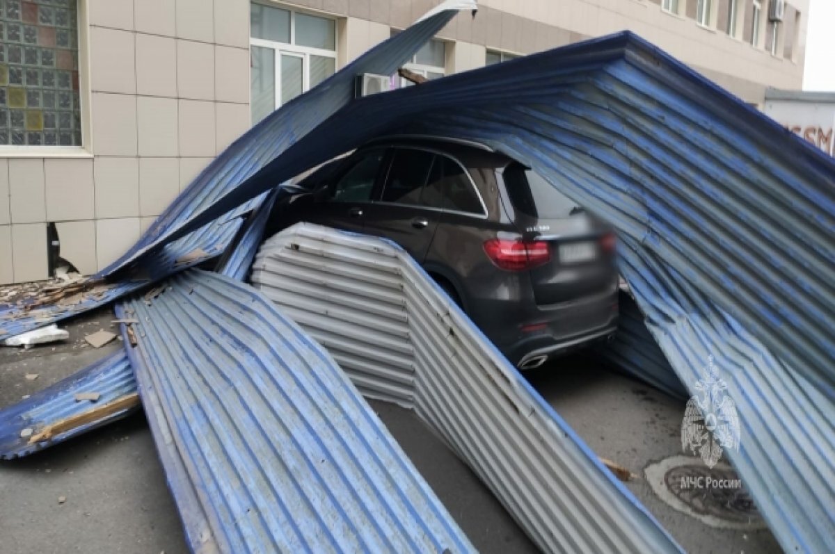    Последствия срыва части кровли здания ТРЦ «Барионикс».