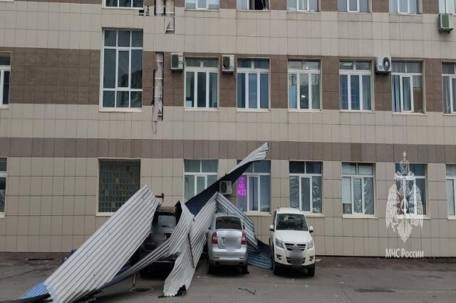    Ветром сорвало крыши двух зданий в Казани. Фото: Главное управление МЧС России по Татарстану