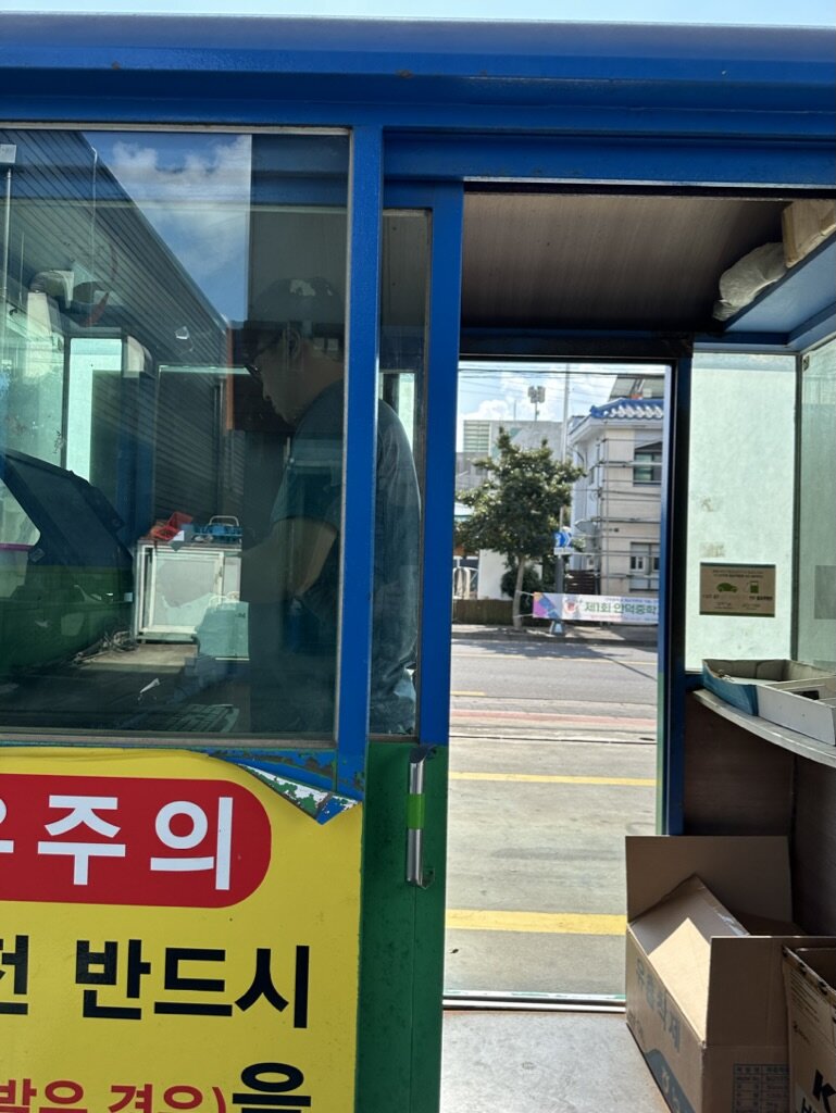 Заправщик АЗС производит оплату