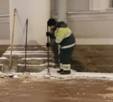 Тяжелый и неблагодарный труд удаления наледей вручную
