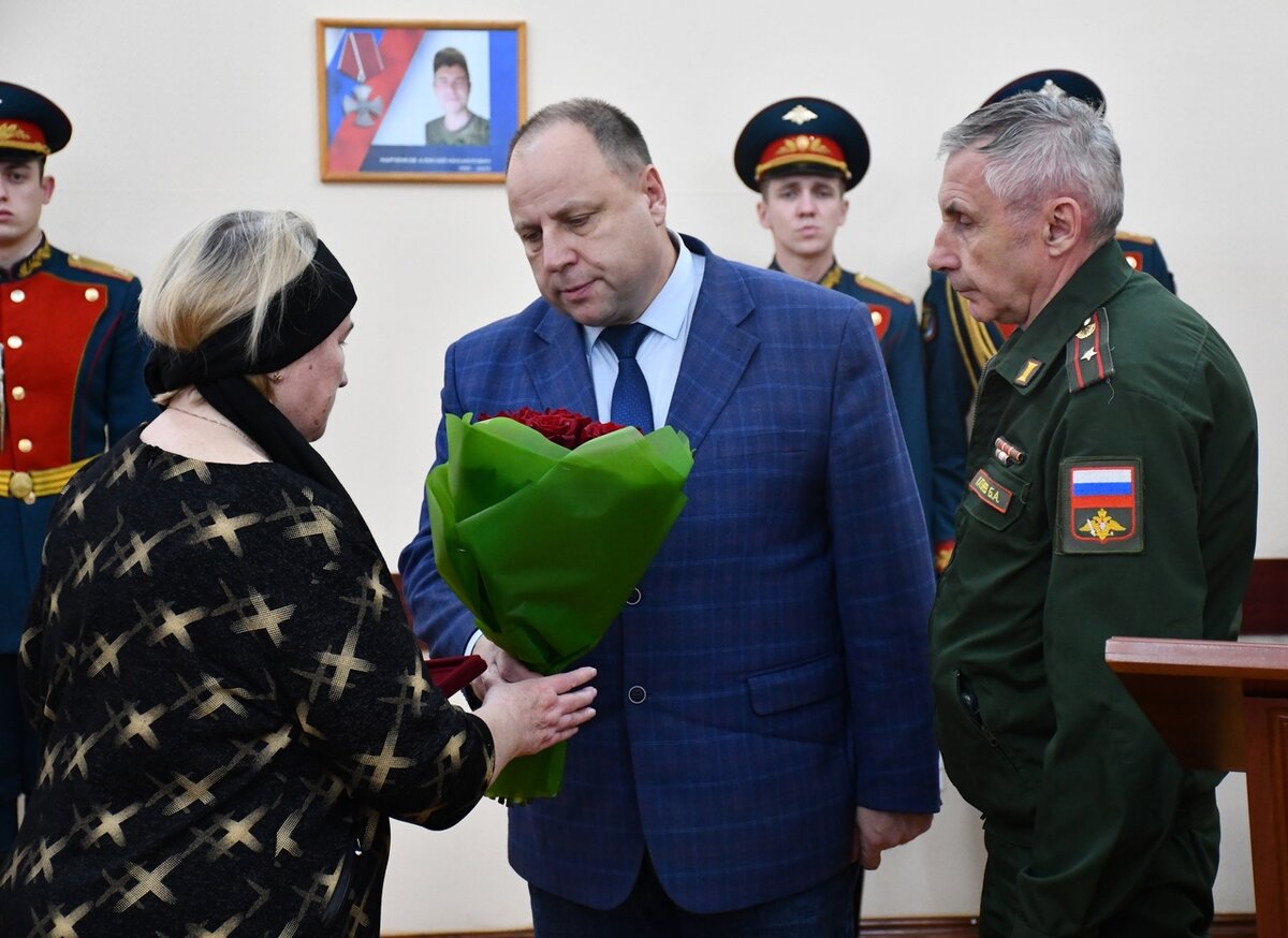    В Шуе матери погибшего на СВО бойца вручили орден Мужества