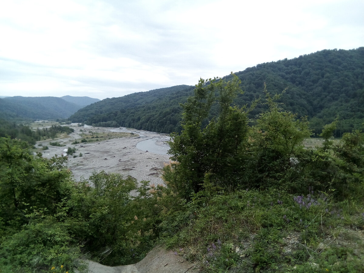 Река Шахе  по дороге на 33 водопада.