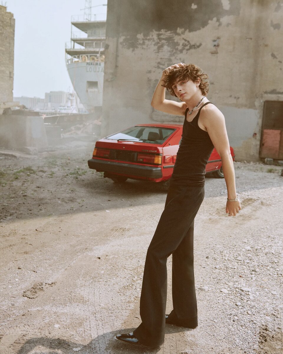 Топ Polo Ralph Lauren. Брюки Courrèges. Ботинки Saint Laurent by Anthony Vaccarello. Украшения Cartier. Колье Cartier High Jewelry