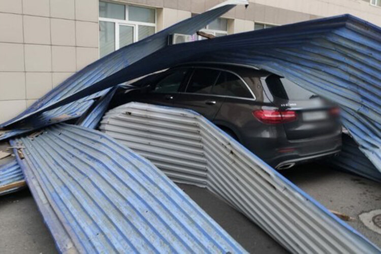    Днем ветер сорвал кровлю со здания торгово-развлекательного центра Baryonix на улице Мазита Гафури Фото: 16.mchs.gov.ru